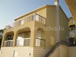 Объект-18035. Продается дом 100 м2 с бассейном и садом в тихом и уютном поселке Лапчичи, Будванской ривьеры.