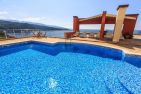 Объект 30092. Уникальное предложение - недвижимость в Черногории на первой линия от моря! Продаётся меблированная 3-комнатная квартира в жилом комплексе с бассейном!  