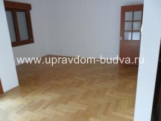 Объект 21090. Продаётся большая 2-х комнатная квартира в центре Тивата. В 5 минутах от моря!