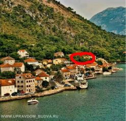 Объект 23008.  Участок со старым каменным   домом на второй линии, в 45 метрах от моря.
