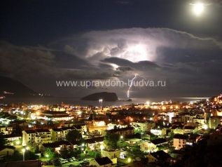 Объект 11088. Урбанизированный участок в пригороде Будвы с панорамным видом на море и город! До Будвы 500 метров!