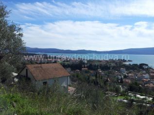 Объект-18568. Урбанизированный участок с видом на море в Тивате. Разрешено строительство двух жилых объектов.